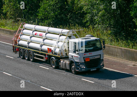 British Oxygen Company BOC Flüssiggasmaterial. Industriegase; Schwerlasttransporter, Gefahrenkanister, Lkw-Anhänger, Transport, LKW, gefährliche Fracht, DAF-Fahrzeug, Lieferung, Transport Industrie Fracht auf der M6 in Lancaster, Großbritannien Stockfoto