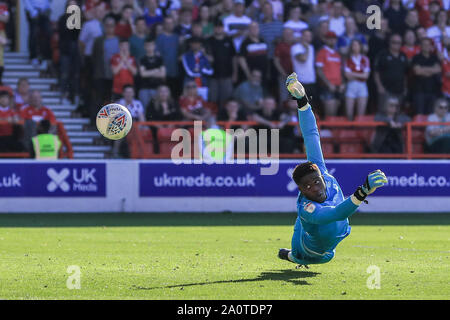 21.September 2019 Stadt Boden, Nottingham, England; Sky Bet Meisterschaft Fußball, Nottingham Forest vs Barnsley; Brice Samba (30) von Nottingham Forest Uhren die Kugel als Alex Mowatt (27) Schuss Barnsley schlägt ihn und geht gerade große Credit Mark Cosgrove/News Bilder der Englischen Football League Bilder unterliegen DataCo Lizenz Stockfoto