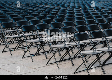 Reihen von Klappstühle, leere Sitze zum Ereignis - Stuhl Zeile Stockfoto