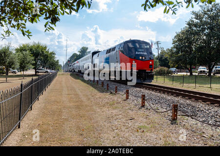 Magnolia, MS-USA, 17. September 2019: Amtrak Zug durch Magnolia, MS, im Verkehr, in der kleinen Stadt USA. Stockfoto