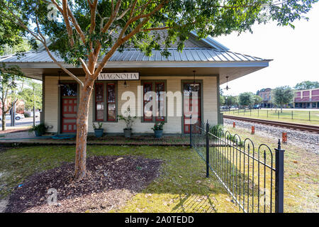 Magnolia, MS-USA/September 17, 2019: Magnolie, MS City Hall in der Nähe von Gleisen Stockfoto