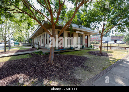 Magnolia, MS-USA/September 17, 2019: Magnolie, MS City Hall in der Nähe von Gleisen Stockfoto