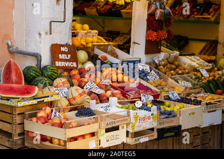 Traditionelle grüne Lebensmittelhändler, Obst und Gemüse shop, Venedig, Italien Stockfoto