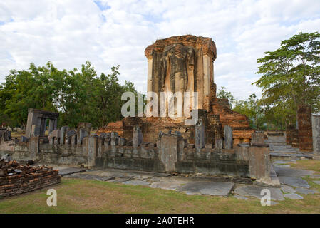 Die Ruinen der alten buddhistischen Tempel von Wat Chetupon an einem bewölkten Morgen. Sukhothai, Thailand Stockfoto