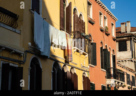 Waschen an einer Waschstraße von einem Fenster im oberen Stock, Venedig, Italien Stockfoto