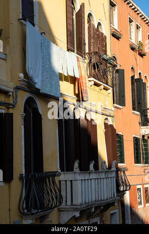 Waschen an einer Waschstraße von einem Fenster im oberen Stock, Venedig, Italien Stockfoto