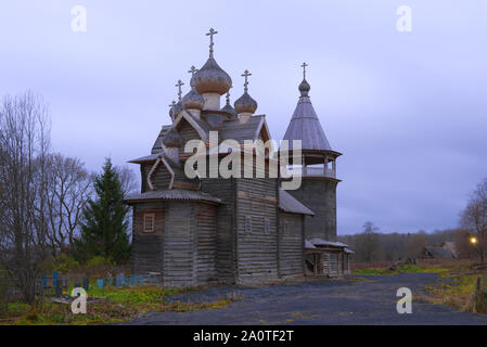 Alte Holzkirche von Dmitry Solunsky Myrrhe - Gießen im November bewölkt Abend. Dorf Shcheleyki, Region Leningrad, Russland Stockfoto