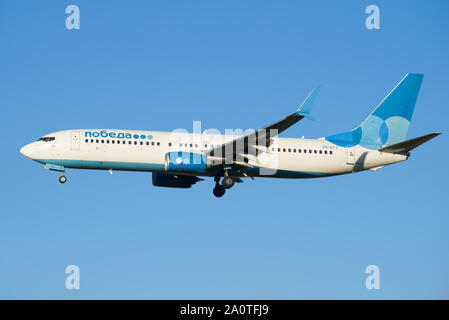 SAINT-Petersburg, Russland - 25. OKTOBER 2018: Boeing 737-800 (VQ-BTJ) Der pobeda Fluggesellschaften Close-up gegen einen wolkenlosen blauen Himmel Stockfoto