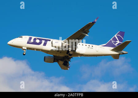 SAINT-Petersburg, Russland - 25. OKTOBER 2018: Embraer ERJ-170 (SP-LDF) der Fluggesellschaft LOT - Polish Airlines auf einem Pfad gleiten vor der Landung in Pulkovo air Stockfoto