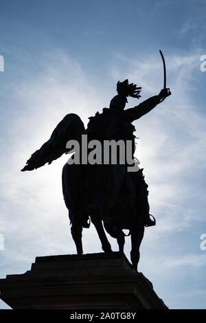 Silhouette der Statue von Victor Emmanuel II (Vittorio Emanuel II), erster König eines vereinten Italiens, Venedig, Italien, von Ettore Ferrari Stockfoto