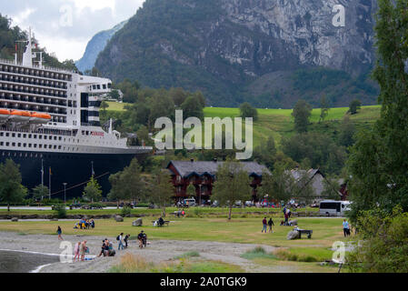 Sehr große und elegante Ocean Liner Queen Mary 2 Zwerge Flaam an der Spitze einer Fjord in Norwegen Stockfoto