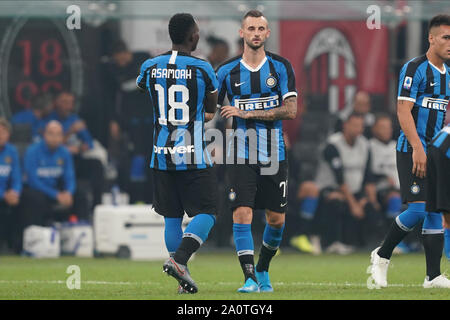 Mailand, Italien - 21 September: Kwadwo Asamoah von FC Internazionale gratuliert seinem Teamkollegen Marcelo Brozovic auf Riefenbildung während der Seria ein Match zwischen AC Mailand vs FC Internazionale im Stadio San Siro, Stadio Giuseppe Meazza am 21. September 2019 in Mailand, Italien. Credit: Daniela Porcelli/SPP/Alamy leben Nachrichten Stockfoto