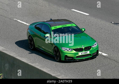 2015 grüne BMW M4S-A; Großbritannien Verkehr, Transport, moderne, Limousinen, Süd - auf die 3 spurige Autobahn M6 Autobahn gebunden. Stockfoto