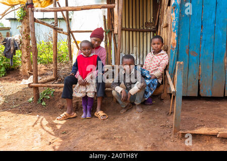 Kangaita Dorf, Meru, Kenia - 15. Juni 2019: Verarmte kenianischen Kinder für Porträt posieren während eines Treffens mit der britischen Jalia Nächstenliebe wor Stockfoto