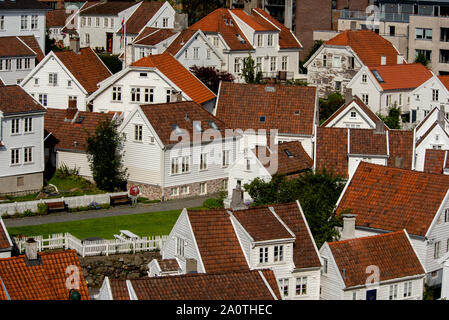 Weiß 18. Jahrhundert Holzhäusern der Altstadt von Stavanger auf der Seite des Vågen Stockfoto