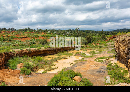 Equittel Steinbruch, Meru, Kenia - 15. Juni 2019: Landschaft Foto von einem steinbruch Gesicht von Einheimischen von Kangaita Dorf verwendet für wertvolle Einkommen. Stockfoto