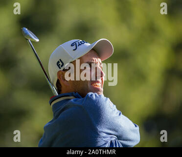 21. September 2019; Wentworth Club, Surrey, England; European Tour Golf, BMW PGA Championship Wentworth, dritte Runde; Edoardo Molinari (ITA) unter seinem T-Stück, das am 2. Bohrung Stockfoto