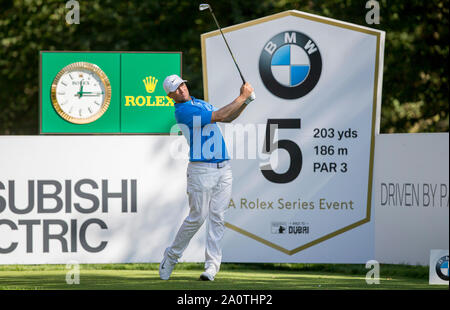 21. September 2019; Wentworth Club, Surrey, England; European Tour Golf, BMW PGA Championship Wentworth, dritte Runde; Alex Noren (SWE) unter seinem T-Stück, das in der 5. Bohrung Stockfoto