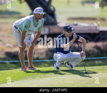 21. September 2019; Wentworth Club, Surrey, England; European Tour Golf, BMW PGA Championship Wentworth, dritte Runde; Russell Knox (SCO) und seinem caddie Kontrolle der Laien des 5. grün Stockfoto