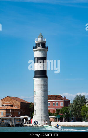 Leuchtturm Murano (Faro dell'Isola di Murano), ein schwarzer und weißer Leuchtturm, Murano, Italien Stockfoto