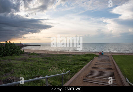 Darwin, NT, Australien-November 26,2017: Paar, die die malerische Aussicht auf den Cullen Bay Beach mit Boot bei Sonnenuntergang im NT of Australia. Stockfoto