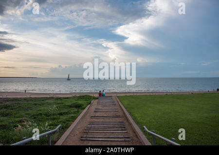 Darwin, NT, Australien-November 26,2017: Paar, die die malerische Aussicht auf den Cullen Bay Beach mit Boot bei Sonnenuntergang im NT of Australia. Stockfoto