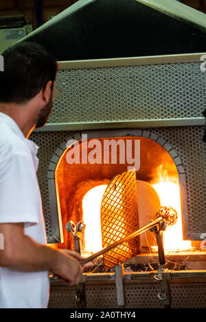 Der traditionellen Glasherstellung von Hand Vetri Artistici, Murano, Italien Stockfoto