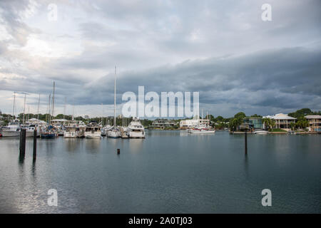 Darwin,NT,Australia-November 26,2017: Cullen Bay Marina mit einer Vielzahl von nautischen Schiffen bei Sonnenuntergang mit Sturmwolken im NT of Australia. Stockfoto