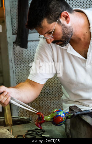 Der traditionellen Glasherstellung von Hand Vetri Artistici, Murano, Italien Stockfoto