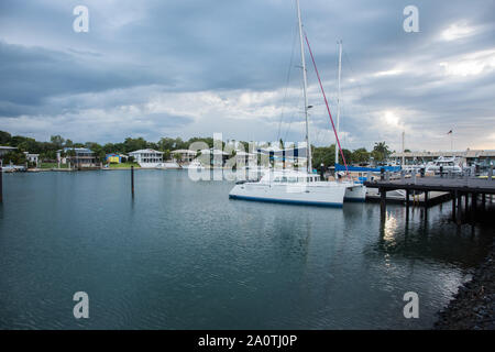 Darwin,NT,Australia-November 26,2017: Cullen Bay Marina mit einer Vielzahl von nautischen Schiffen bei Sonnenuntergang mit Sturmwolken im NT of Australia. Stockfoto