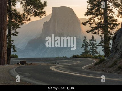 Sonnenaufgang am Half Dome nur über Glacier Point Road im Yosemite National Park, Kalifornien. Stockfoto