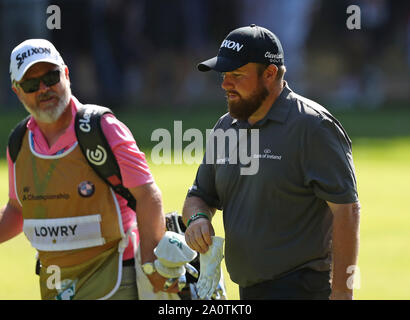 Virginia Water, Großbritannien. 21 Sep, 2019. Shane Lowry Chats mit seinem caddie in Runde drei der BMW PGA Meisterschaft konkurrieren, europäische Tour Golf Turnier bei Wentworth Golf Club, Virginia Water, Surrey, England. Credit: ESPA/Alamy leben Nachrichten Stockfoto