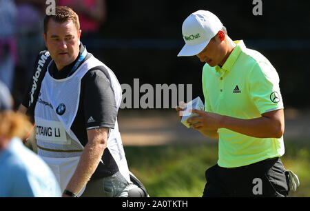 Virginia Water, Großbritannien. 21 Sep, 2019. Haotong Li kämpfen mit dem Sandwich Verpackung während der Runde drei der BMW PGA Championship, Golfturnier der European Tour bei Wentworth Golf Club, Virginia Water, Surrey, England. Credit: ESPA/Alamy leben Nachrichten Stockfoto