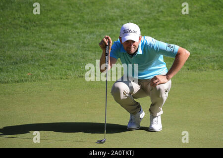 Virginia Water, Großbritannien. 21 Sep, 2019. Bernd Wiesberger richtet einen Schlag während der dritten Runde der BMW PGA Championship, Golfturnier der European Tour bei Wentworth Golf Club, Virginia Water, Surrey, England. Credit: ESPA/Alamy leben Nachrichten Stockfoto