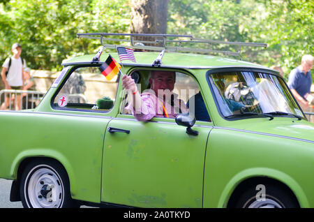 Tausende von Menschen März 5th Avenue entlang während des 62. jährlichen German-American Steuben Parade in New York City. Stockfoto