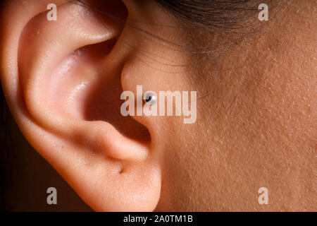 Weibliche ohr Traguspiercing close-up Detail Foto Stockfoto