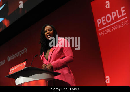 Brighton, UK. 21 September, 2019 Dawn Butler, Schatten Frauen und Gleichstellungsfragen Sekretär, liefert Ihre Ansprache an die Delegierten, bei der Eröffnung des ersten Tages der Labour Party jährliche Konferenz an der Brighton Centre. Kevin Hayes/Alamy Live News Credit: Kevin Hayes/Alamy leben Nachrichten Stockfoto