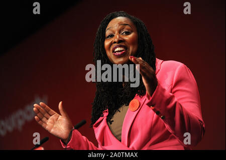 Brighton, UK. 21 September, 2019 Dawn Butler, Schatten Frauen und Gleichstellungsfragen Sekretär, liefert Ihre Ansprache an die Delegierten, bei der Eröffnung des ersten Tages der Labour Party jährliche Konferenz an der Brighton Centre. Kevin Hayes/Alamy Live News Credit: Kevin Hayes/Alamy leben Nachrichten Stockfoto