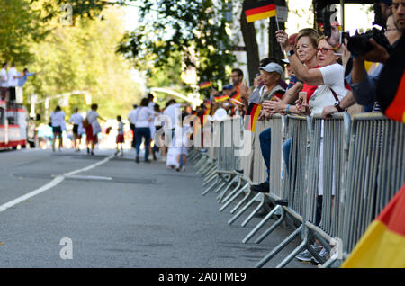 Tausende von Menschen März 5th Avenue entlang während des 62. jährlichen German-American Steuben Parade in New York City. Stockfoto