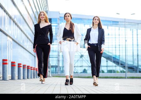 Drei erfolgreiche Frauen verließ das Büro. Konzept für Business, Boss, Roboter, Team und Erfolg. Stockfoto