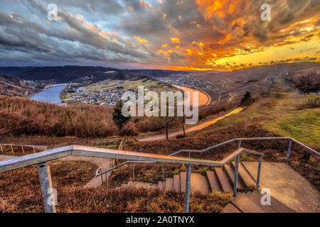 Spektakulären Sonnenuntergang über Mosel Tal in der Nähe von Krov, Deutschland Stockfoto