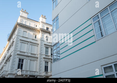 Von außen 59 - 63 Princes Gate, weiß lackiert art deco Mehrfamilienhaus mit grüne horizontale Streifen, aus Ausstellung Road, London UK fotografiert. Stockfoto