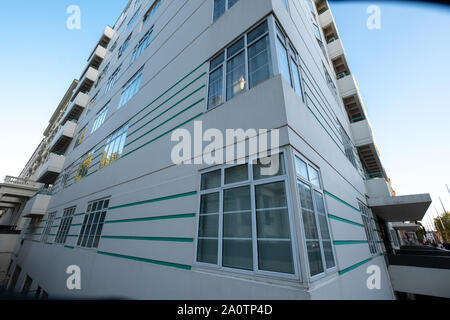 Von außen 59 - 63 Princes Gate, weiß lackiert art deco Mehrfamilienhaus mit grüne horizontale Streifen, aus Ausstellung Road, London UK fotografiert. Stockfoto