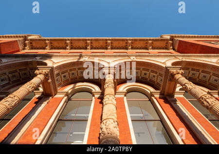 Architektonisches Detail auf der Außenseite des Victoria und Albert Museum, Exhibition Road, London, UK Stockfoto