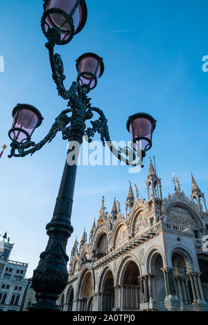 Reich verzierte Lampe Beiträge in der Dämmerung mit St Marks Basilika, Markusplatz, Venedig, Italien Stockfoto