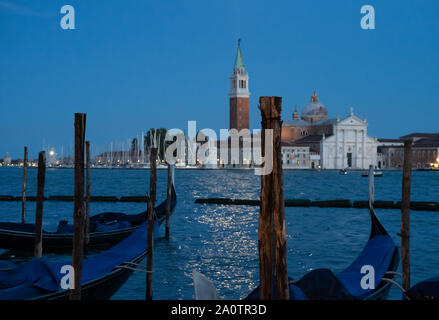 Lagune von Venedig mit Gondeln im Vordergrund, die auf die Kirche San Giorgio Maggiore, Venedig, Italien blicken Stockfoto