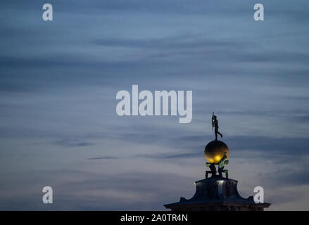 Goldener Ball über dem Denkmal in Punta Della Dogana bei Sonnenuntergang, Venedig, Italien Stockfoto