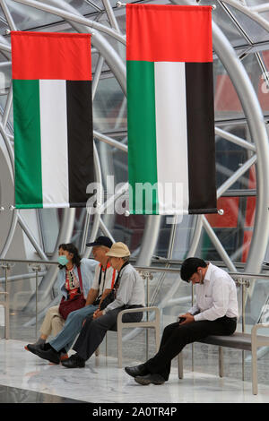 Drapeaux. Le Ferrari World. 2010. Parc à Thème. Abu Dhabi. Vereinigte Arabes Unis. /Flagge der Vereinigten Arabischen Emirate. Ferrari World. 2010. Theme Park. Stockfoto