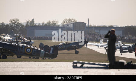 Duxford, Cambridgeshire, Großbritannien. 21. September 2019. 1940 themenorientierte Wochenende fliegen am IWM Duxford mit historischen WW2 Flugzeug und einen massierten Flug von 15 Spitfires, hier beim Zusammenbau für Take-off Vor Tausenden von Zuschauern. Credit: Malcolm Park/Alamy Leben Nachrichten. Stockfoto