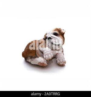 Reproduktion eines englischen Bulldogge liegen auf einem weißen Stock, Bild horizontal Stockfoto